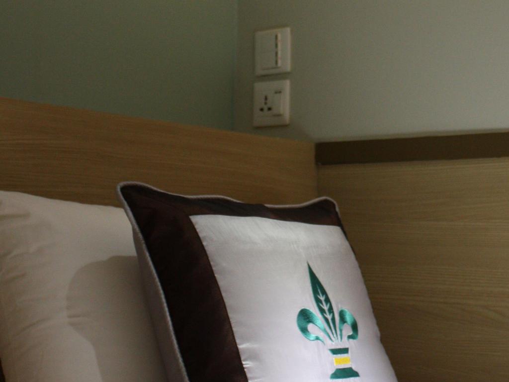 Pickled Tea Hostel Янгон Екстериор снимка