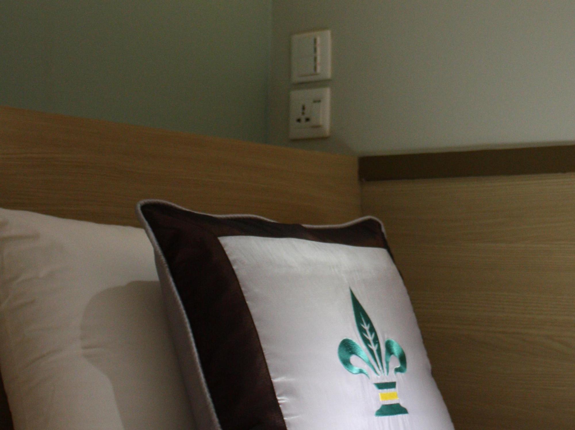 Pickled Tea Hostel Янгон Екстериор снимка
